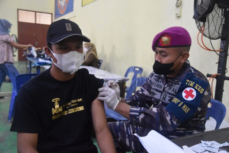 Dalam Rangka Memperingati HUT Ke-76 Korps Marinir Yonif 8 Mar Kembali Laksanakan Serbuan Vaksinasi Covid-19