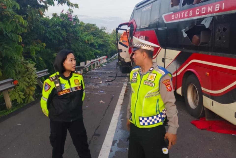 Satlantas Polres Purwakarta Respon Cepat Evakuasi Kendaraan Kecelakaan di KM 72 Tol Cipularang