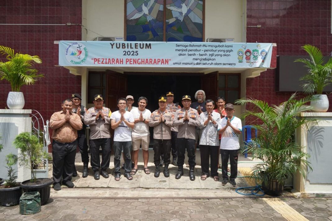 Pastikan Ibadah Aman, Kapolres Purwakarta Tinjau Pengamanan Gereja