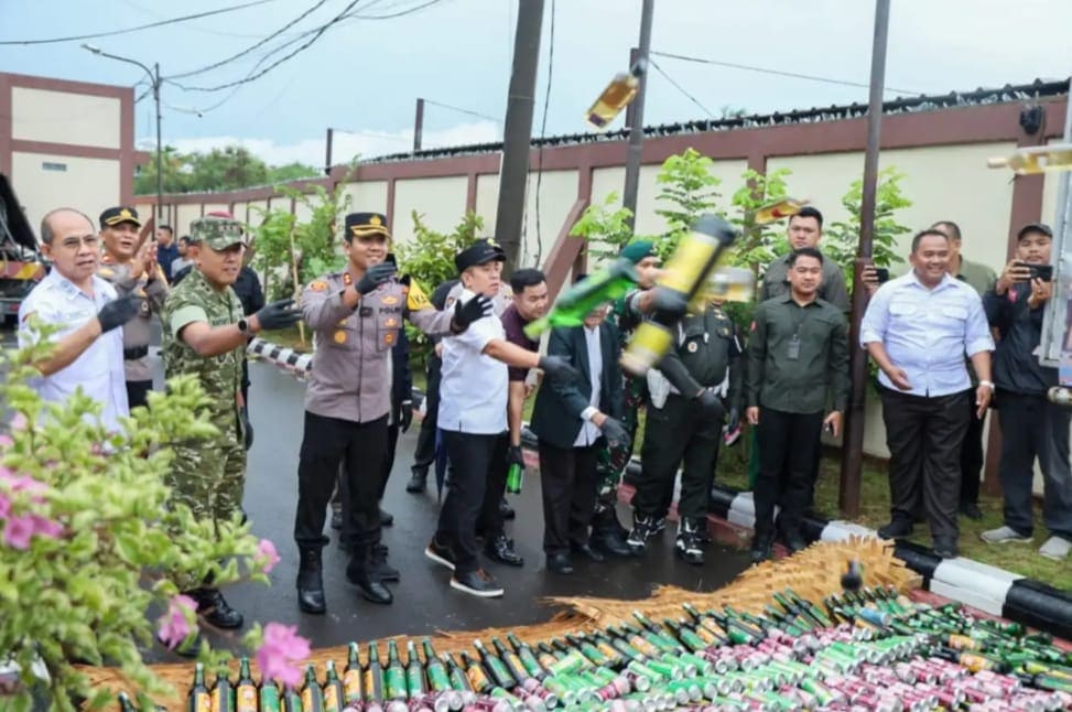 Jelang Akhir Tahun 2025, Polres Karawang Musnahkan 5.226 Botol Miras dan 305 Knalpot Brong