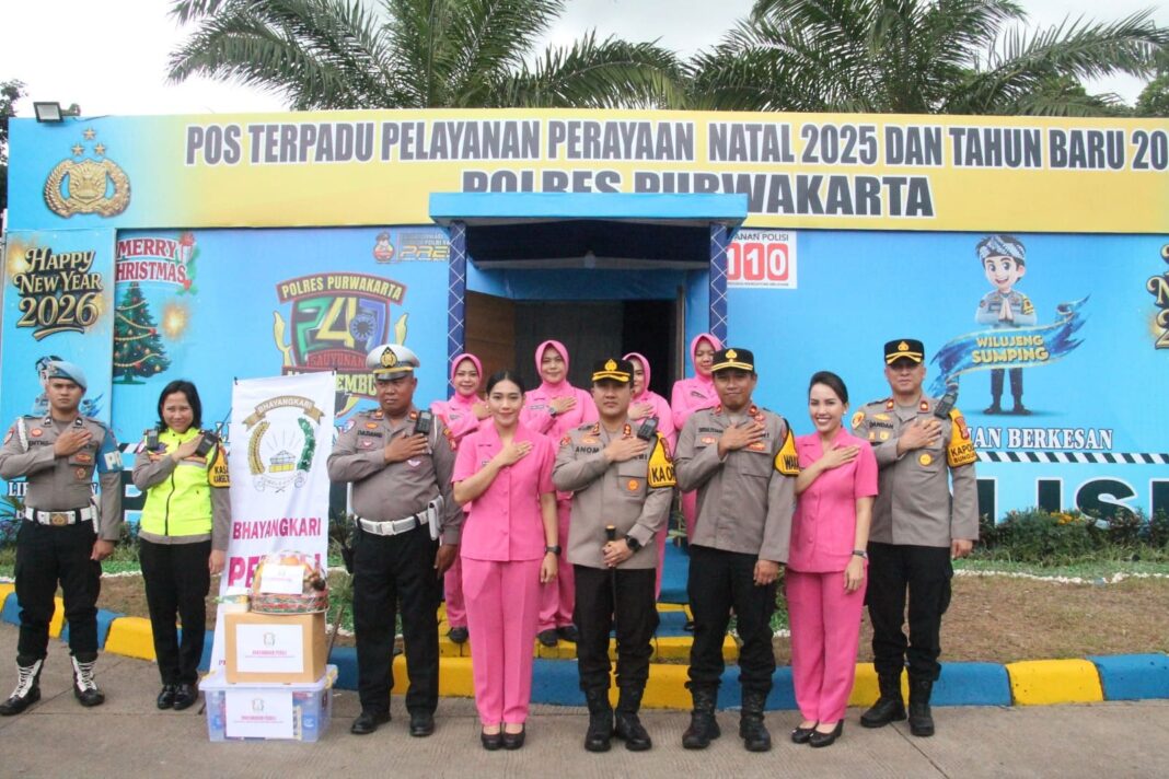Kapolres Purwakarta Bersama Bhayangkari Gelar Bakti Sosial di Pos Pengamanan Operasi Lilin Lodaya 2025