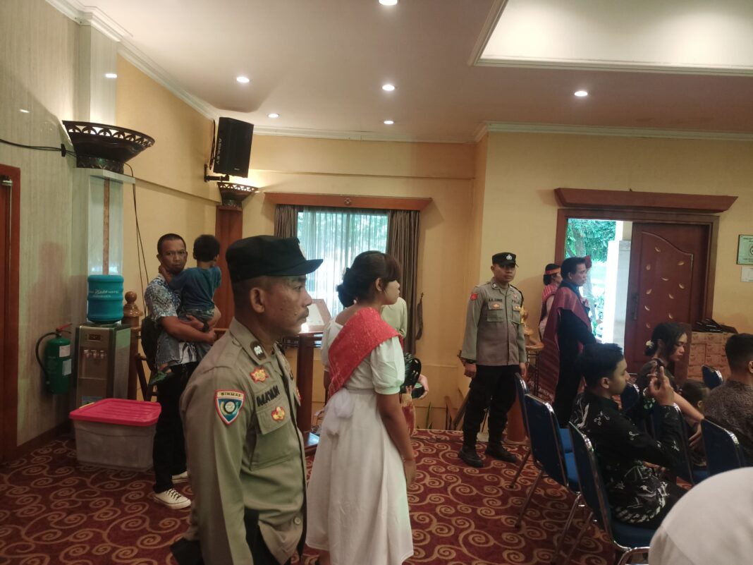 Polri Hadir Amankan Ibadah Natal, Wujudkan Rasa Aman dan Nyaman Bagi Jemaat