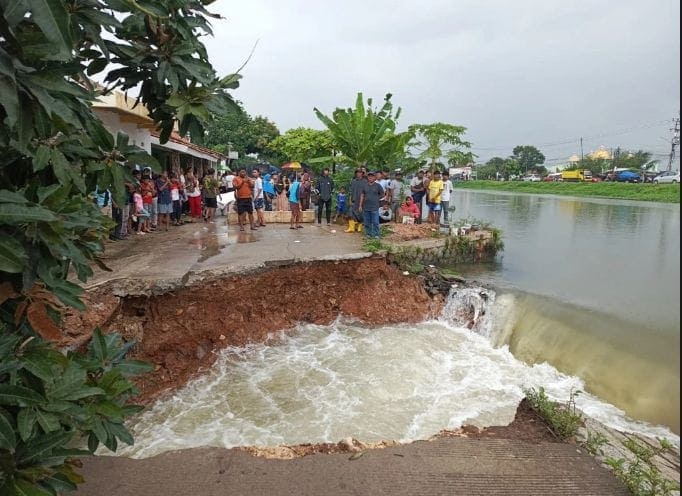 Tanggul Kalimalang Jebol, 400 KK di Karawang Terendam Banjir