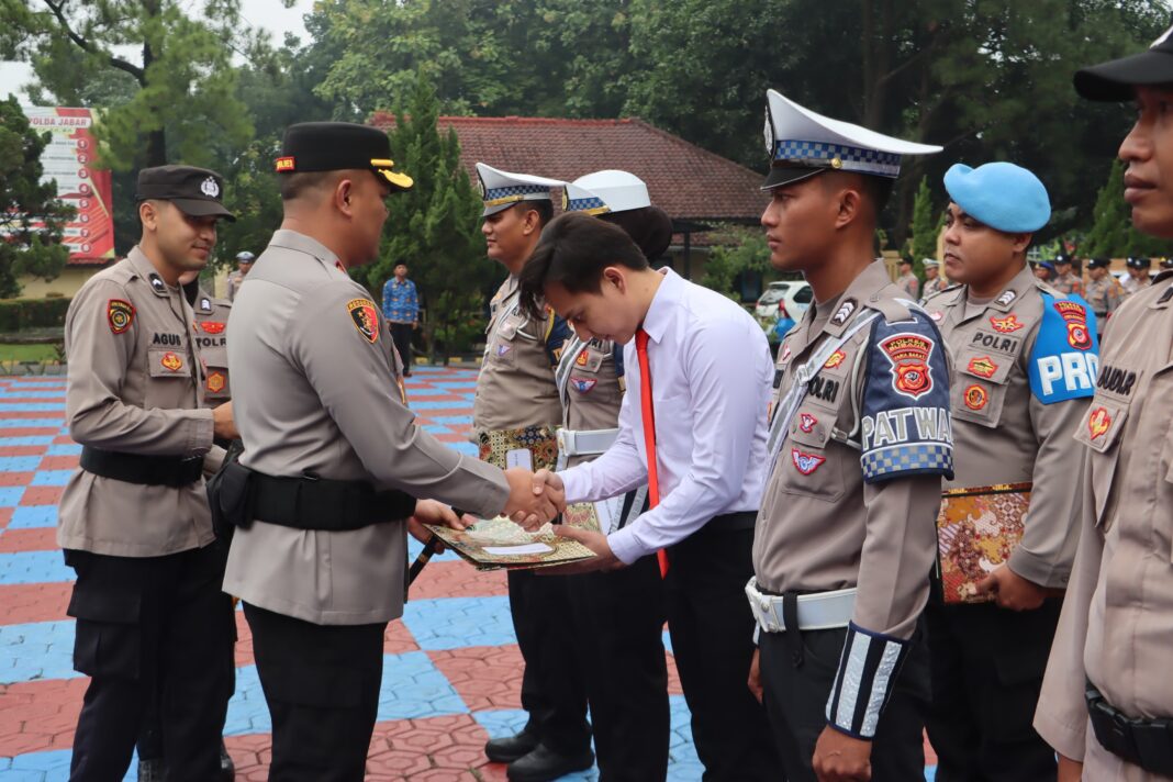 Kapolres Subang Beri Penghargaan kepada Personel dan Masyarakat