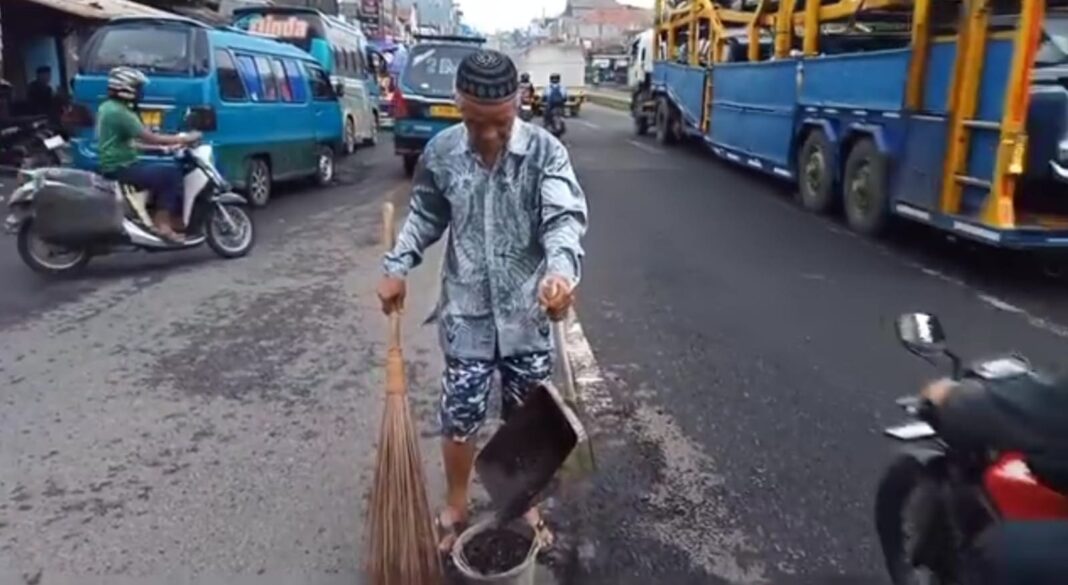 H. Endang Aksi Bersih Jalan, Singkirkan Tumpukan Pasir Demi Keselamatan Pengendara