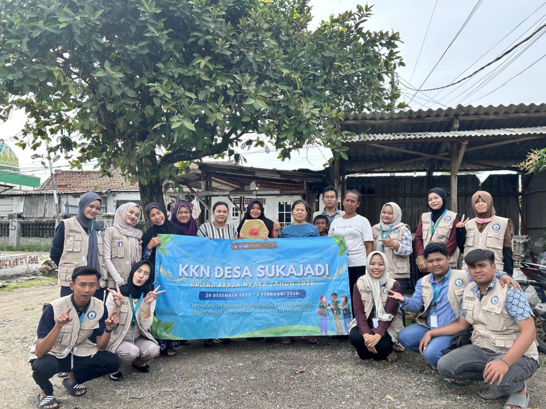 Mahasiswa KKN Unsika Latih Warga Sukajadi Olah Sekam Padi Jadi Briket