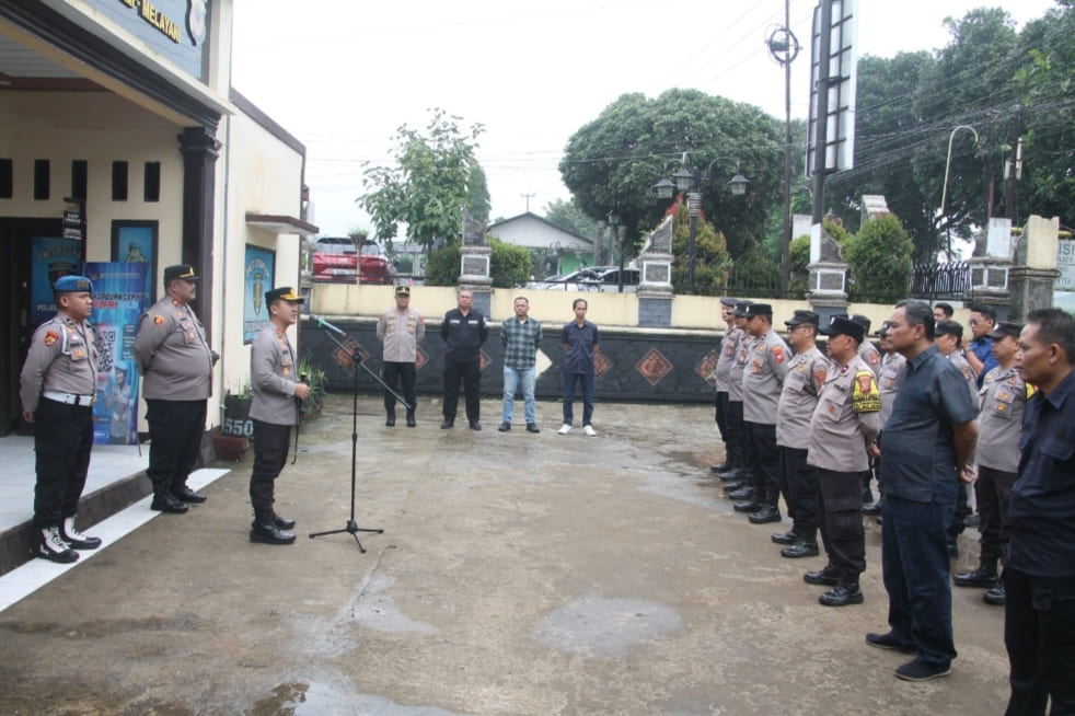 Kapolres Purwakarta Pimpin Apel di Polsek Bojong, Tekankan Disiplin dan Loyalitas