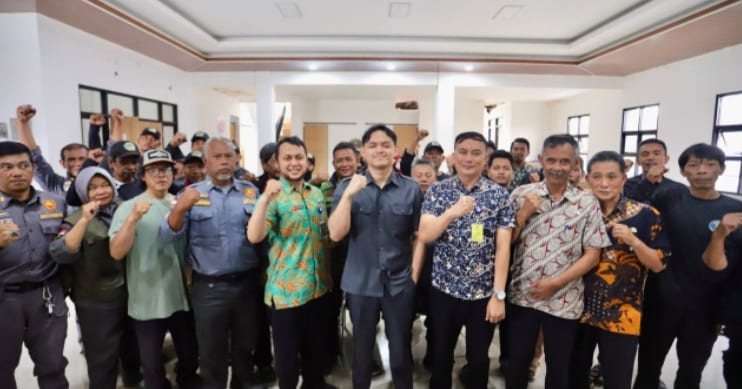 Kang Ulung Apresiasi Gober dan Linmas dengan Membagikan Seragam di Kelurahan Cigereleng