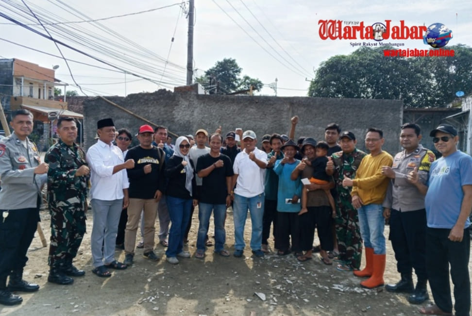Sinergi TNI-Polri dan Warga Bersihkan Puing-Puing Pasca Puting Beliung di Cibatu Purwakarta