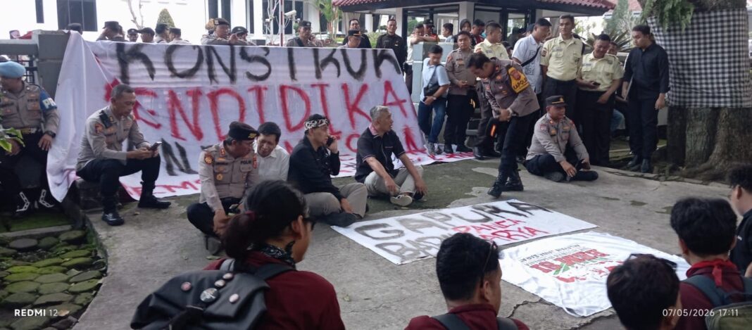 Puluhan Mahasiswa BEM SI Gelar Aksi Unjuk Rasa di Depan Disdik Jabar