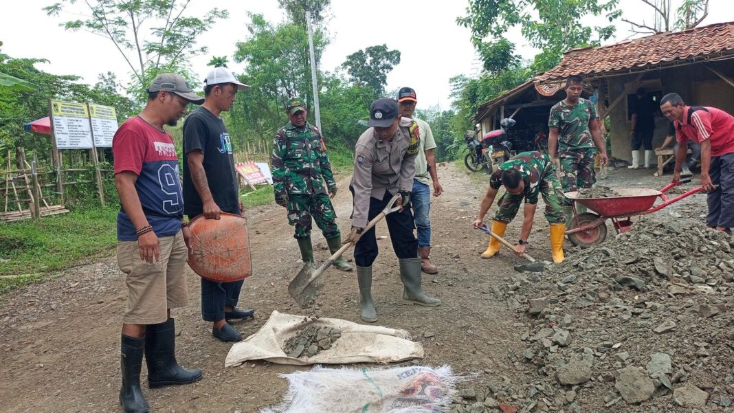 TNI-Polri dan Warga Kompak Bangun Jalan Desa, TMMD Pondoksalam Dorong Kesejahteraan Masyarakat