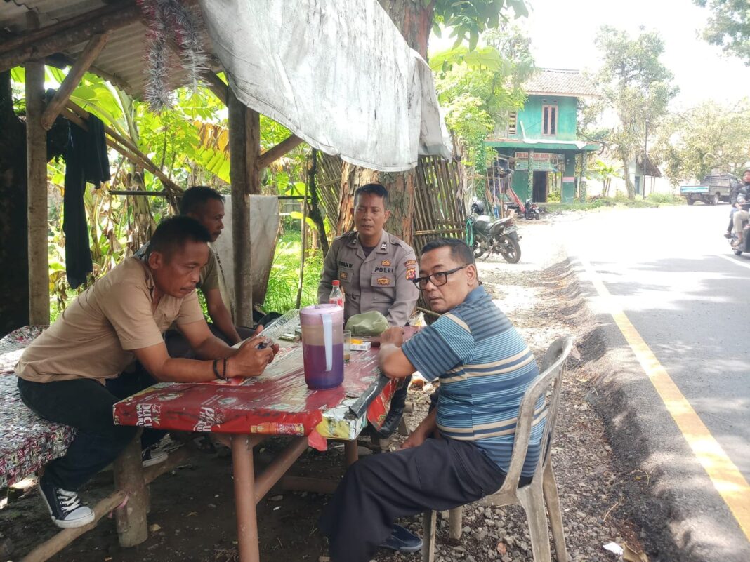 Ngobrol Santai Bareng Warga, Bhabinkamtibmas Desa Salem Perkuat Kamtibmas dan Edukasi Hak Pekerja