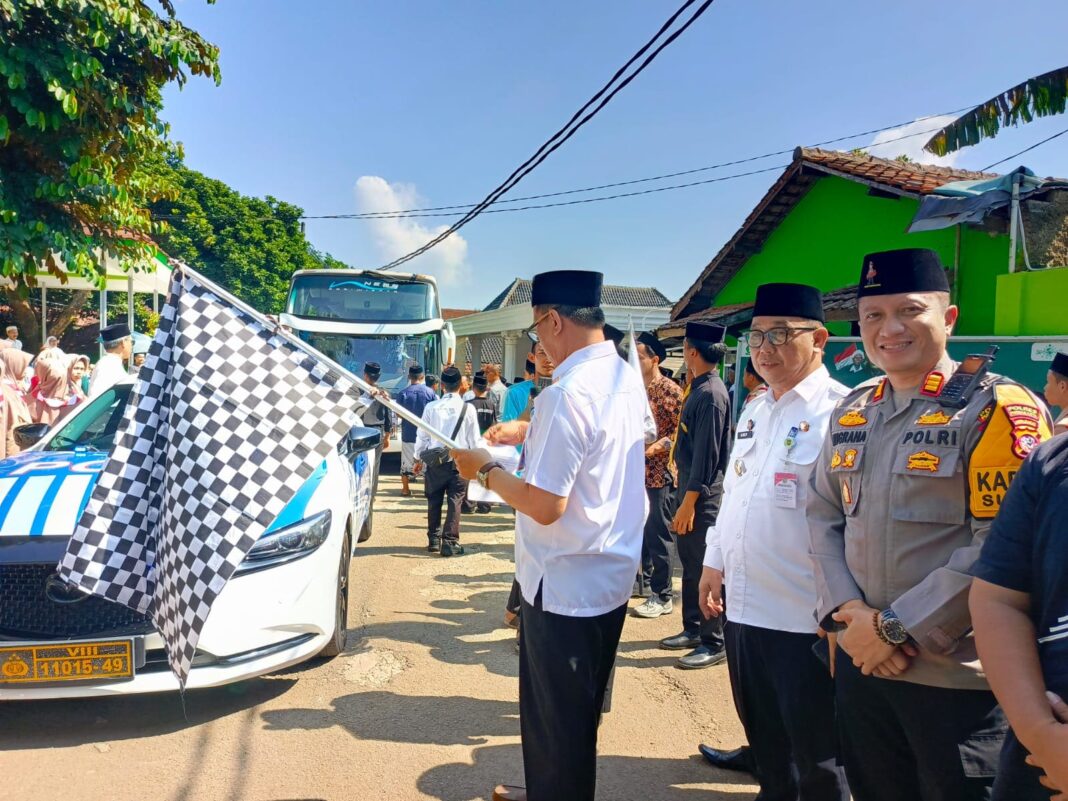Bentuk Pelayanan Masyarakat, Polisi di Purwakarta Hadiri Pelepasan Calon Jemaah Haji Kloter 40 KJT