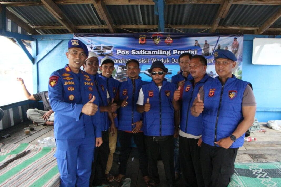 Polairud Polres Purwakarta Perkuat Satkamling Nelayan di Jatiluhur, Bagikan Rompi Kamtibmas dan Alat Keselamatan