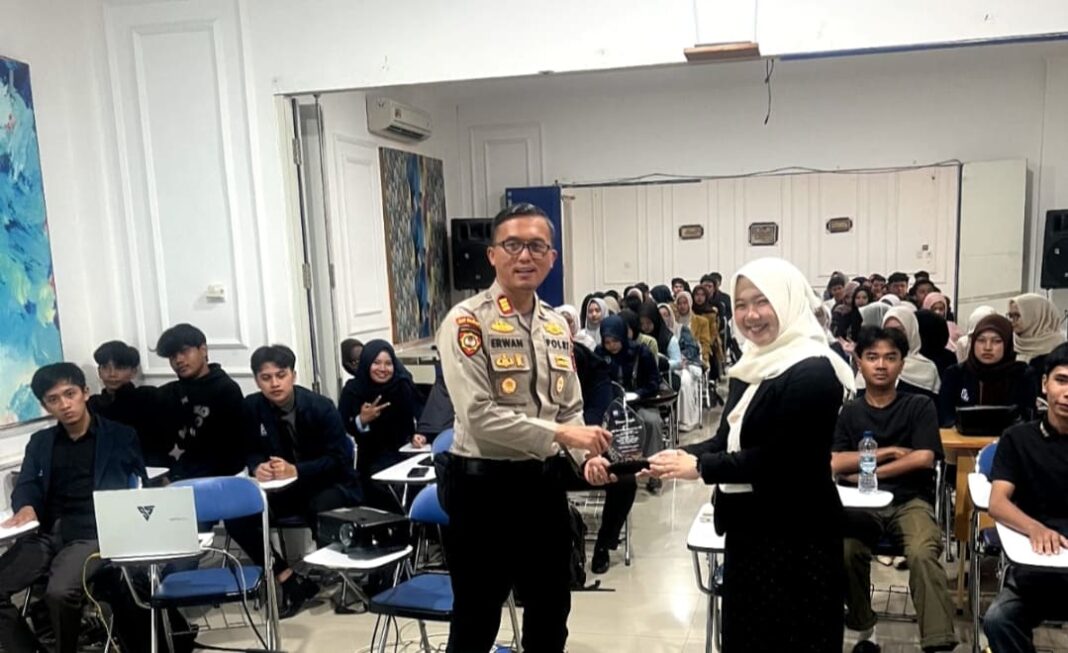 Kasat Samapta Polres Purwakarta Jadi Narasumber Seminar Leadership di LP3I College