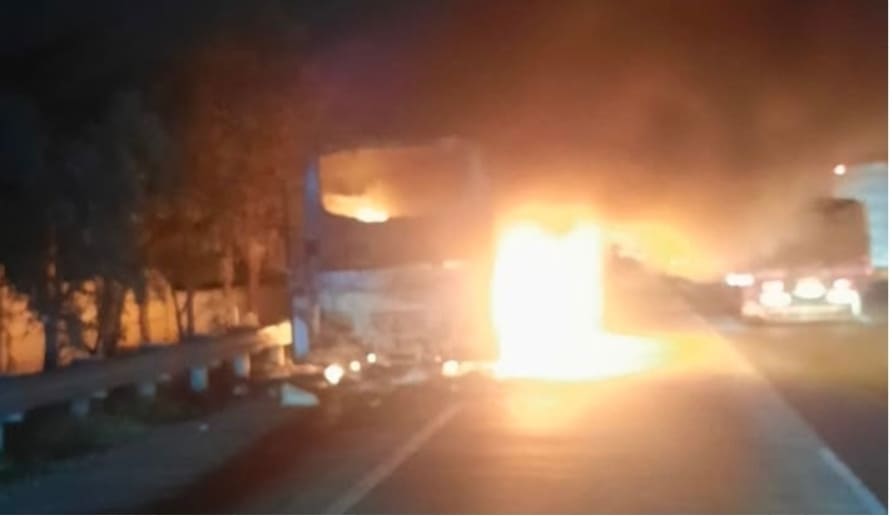 Bus Terbakar di Tol Jakarta-Cikampek KM 55, Respons Cepat Petugas Cegah Dampak Lebih Besar