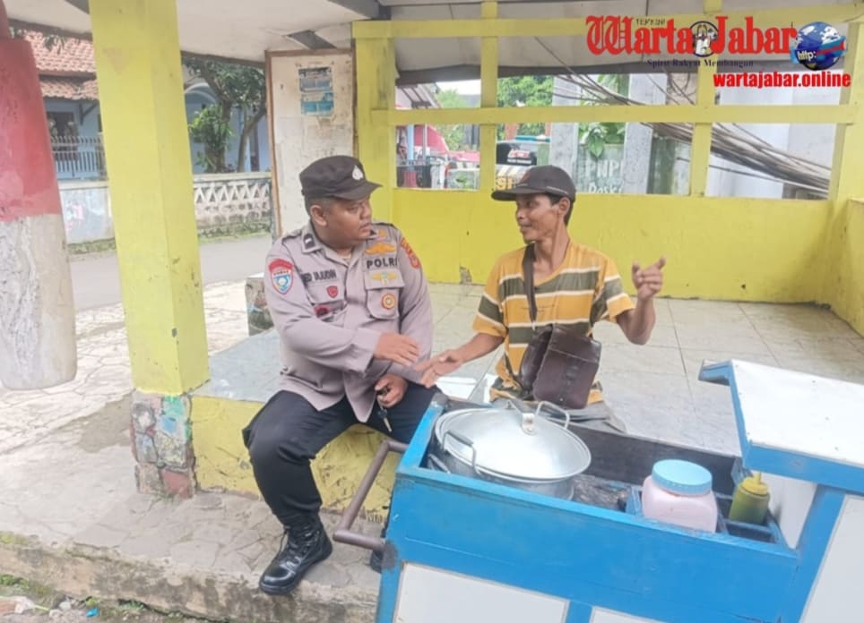 Sambangi Pedagang Keliling, Bhabinkamtibmas Desa Galudra Ajak Warga Aktif Jaga Kamtibmas