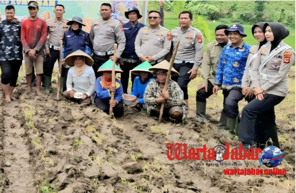 Sat Lantas Polres Kuningan dan Kelompok Tani Desa Cibulan Olah Lahan Jagung Dukung Ketahanan Pangan 2026