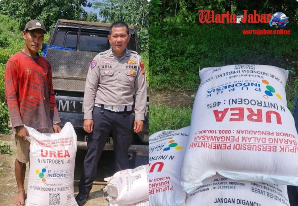Satlantas Polres Kuningan Salurkan Pupuk untuk Petani Jagung Cibulan