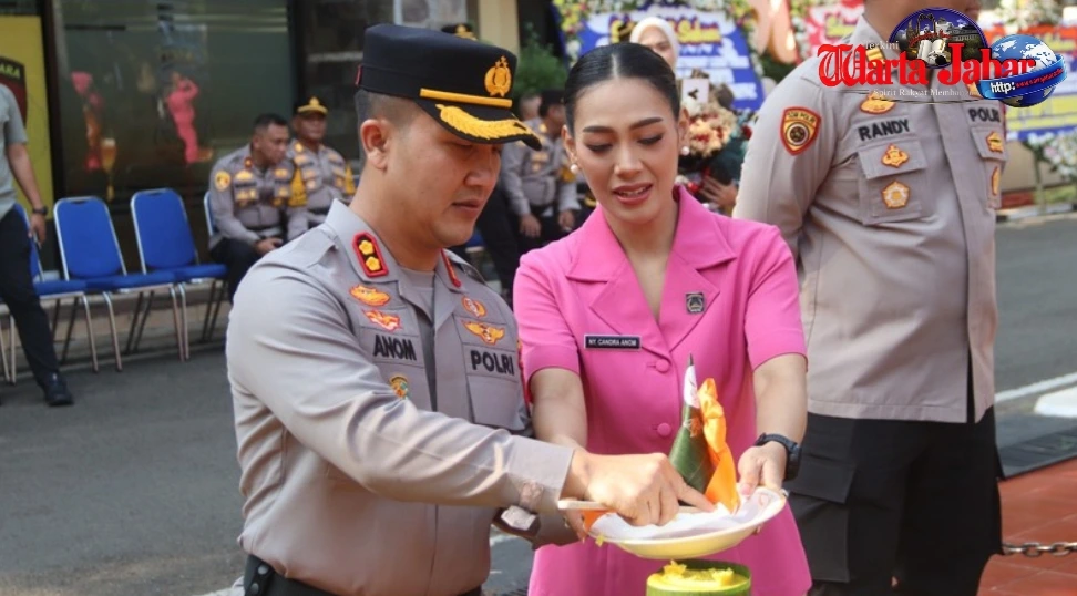 Tradisi Kenaikan Pangkat Sarat Makna, Polres Purwakarta Gelar Potong Tumpeng dan Penyiraman Air sebagai Wujud Syukur
